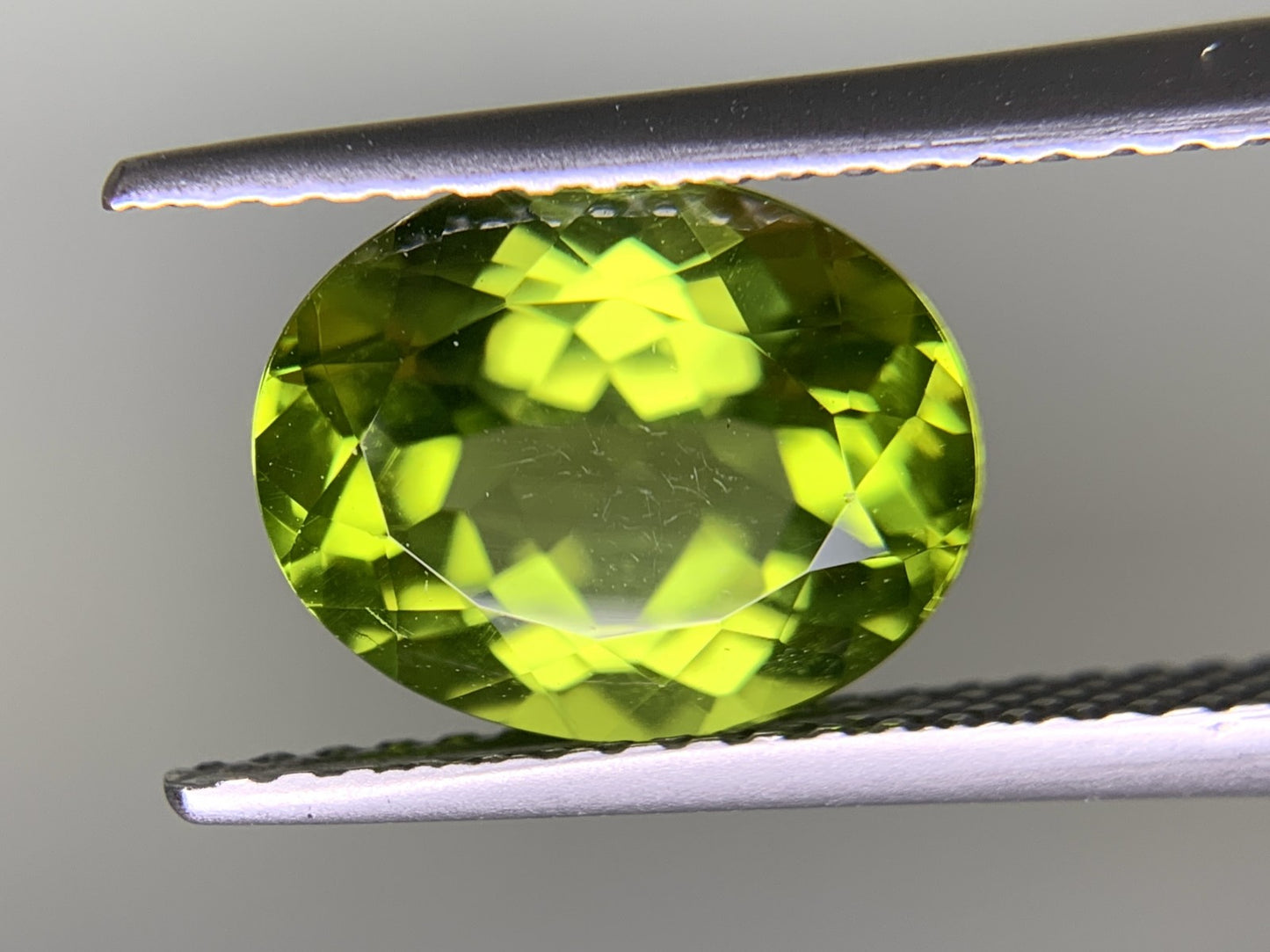 ペリドット 2.917ct 宝石ソーティング付き  10.0㎜×7.9㎜×5.1㎜  ルース（ 裸石 ） 3250Y