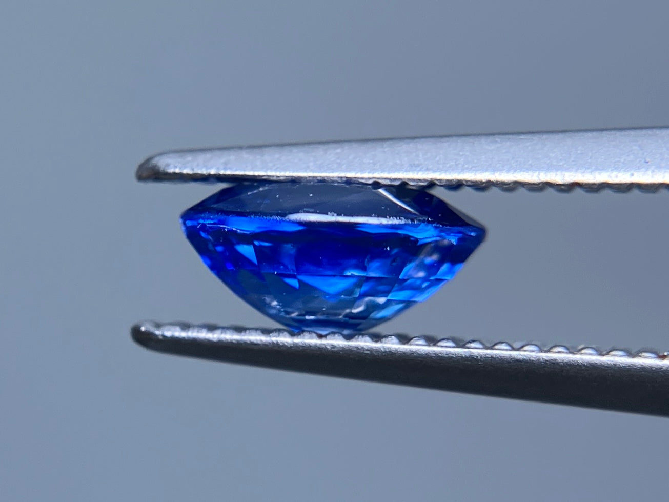 サファイア　 1.09ct AIGS鑑別書付き コンフラワーブルー（CF） 6.71㎜×5.42㎜×3.41㎜ ルース（ 裸石 ） 3061S