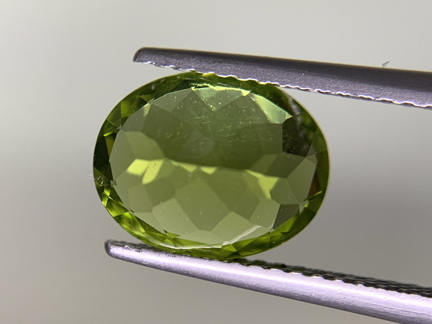 ペリドット 2.917ct 宝石ソーティング付き  10.0㎜×7.9㎜×5.1㎜  ルース（ 裸石 ） 3250Y