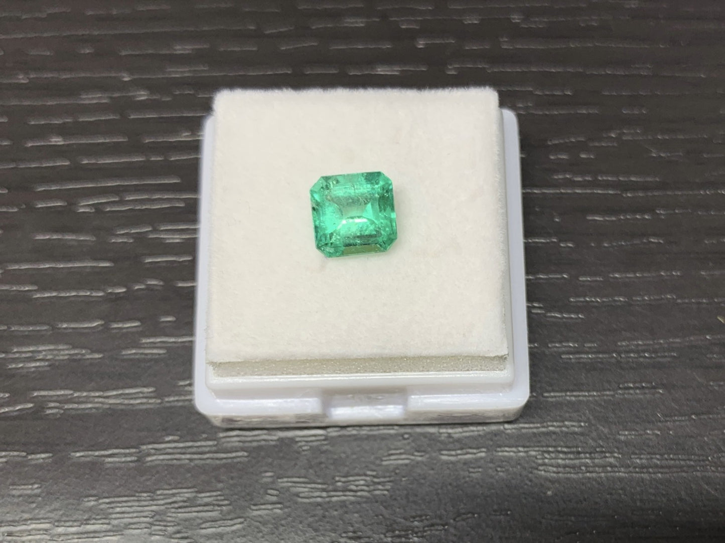 エメラルド  1.22ct  GIA宝石鑑別書付き  Colombia 6.71㎜×6.48㎜×4.36㎜  ルース（ 裸石 ）   2085Y