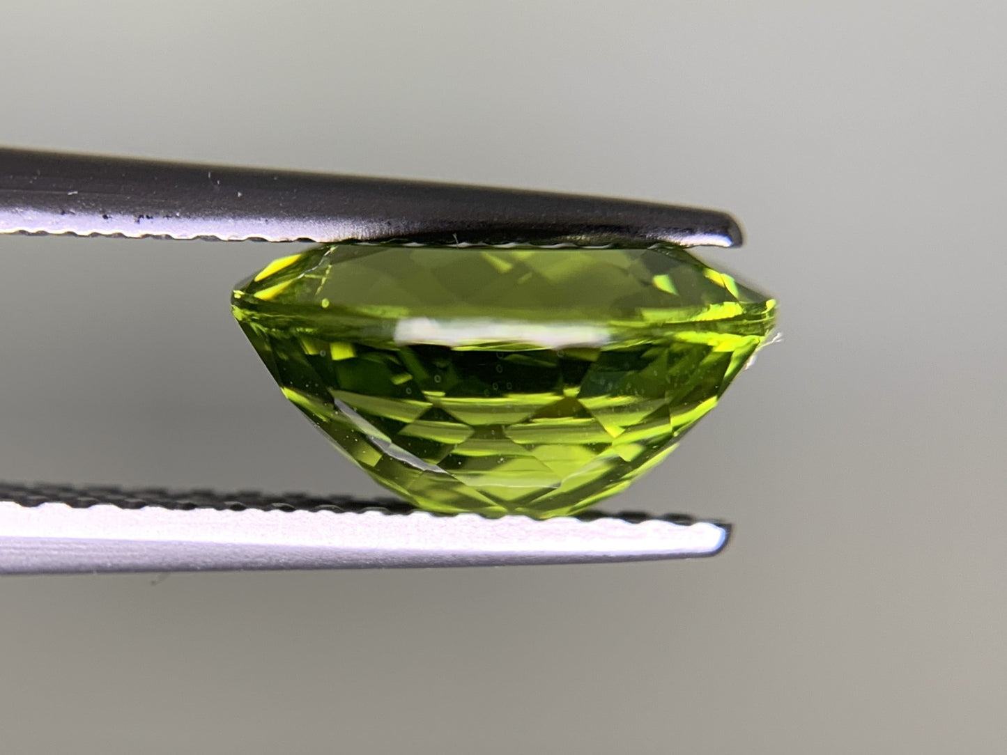 ペリドット 2.917ct 宝石ソーティング付き  10.0㎜×7.9㎜×5.1㎜  ルース（ 裸石 ） 3250Y