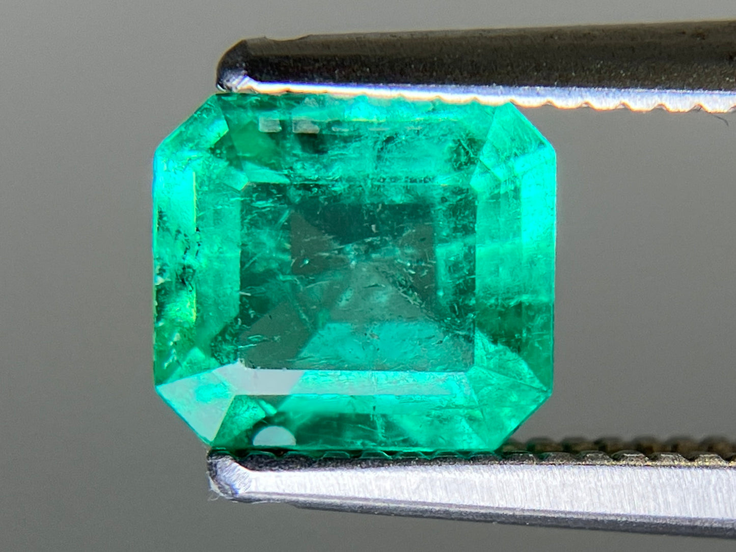 エメラルド  天然  0.938ct  中央宝石ソーティング付き  6.58㎜×5.89㎜×3.58㎜   天然 ルース（ 裸石 ） 5519YY