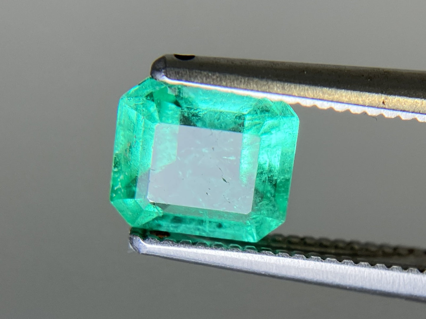 エメラルド  天然  0.938ct  中央宝石ソーティング付き  6.58㎜×5.89㎜×3.58㎜   天然 ルース（ 裸石 ） 5519YY