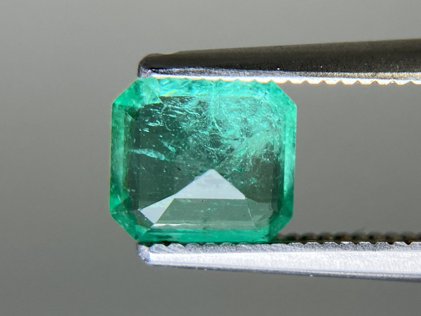 エメラルド  天然  0.938ct  中央宝石ソーティング付き  6.58㎜×5.89㎜×3.58㎜   天然 ルース（ 裸石 ） 5519YY