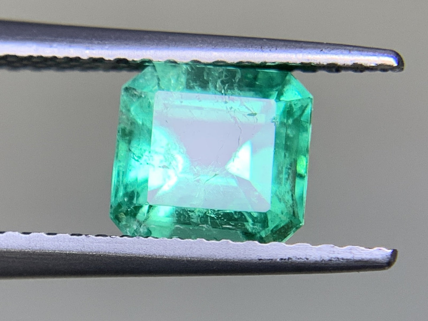 エメラルド  1.22ct  GIA宝石鑑別書付き  Colombia 6.71㎜×6.48㎜×4.36㎜  ルース（ 裸石 ）   2085Y
