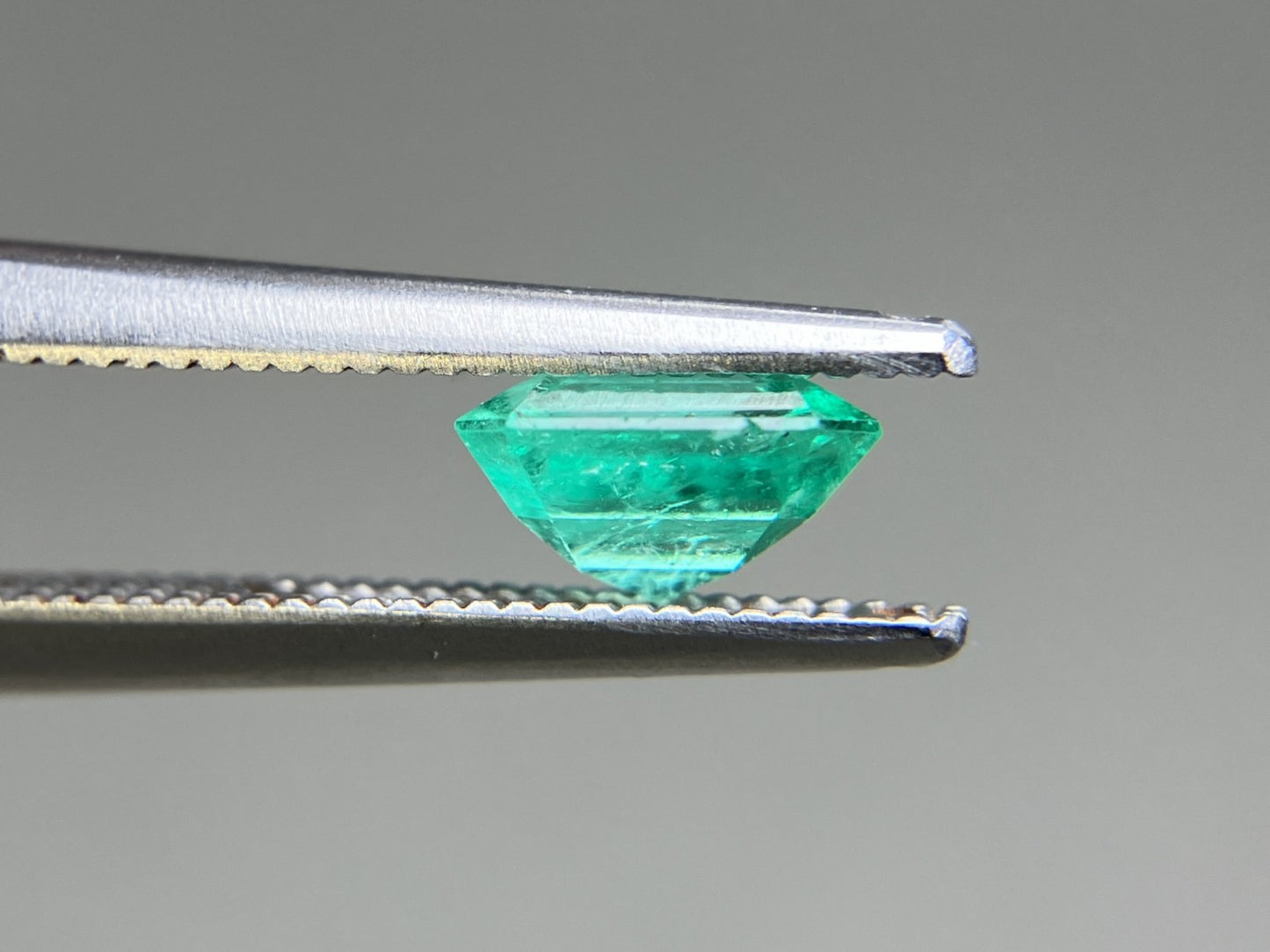エメラルド  天然  0.938ct  中央宝石ソーティング付き  6.58㎜×5.89㎜×3.58㎜   天然 ルース（ 裸石 ） 5519YY