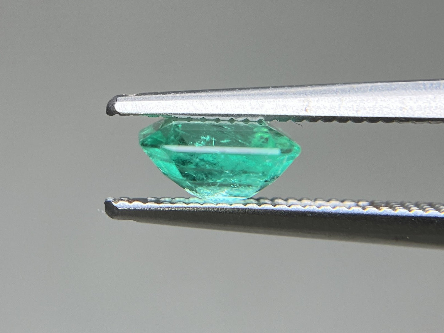 エメラルド  天然  0.938ct  中央宝石ソーティング付き  6.58㎜×5.89㎜×3.58㎜   天然 ルース（ 裸石 ） 5519YY