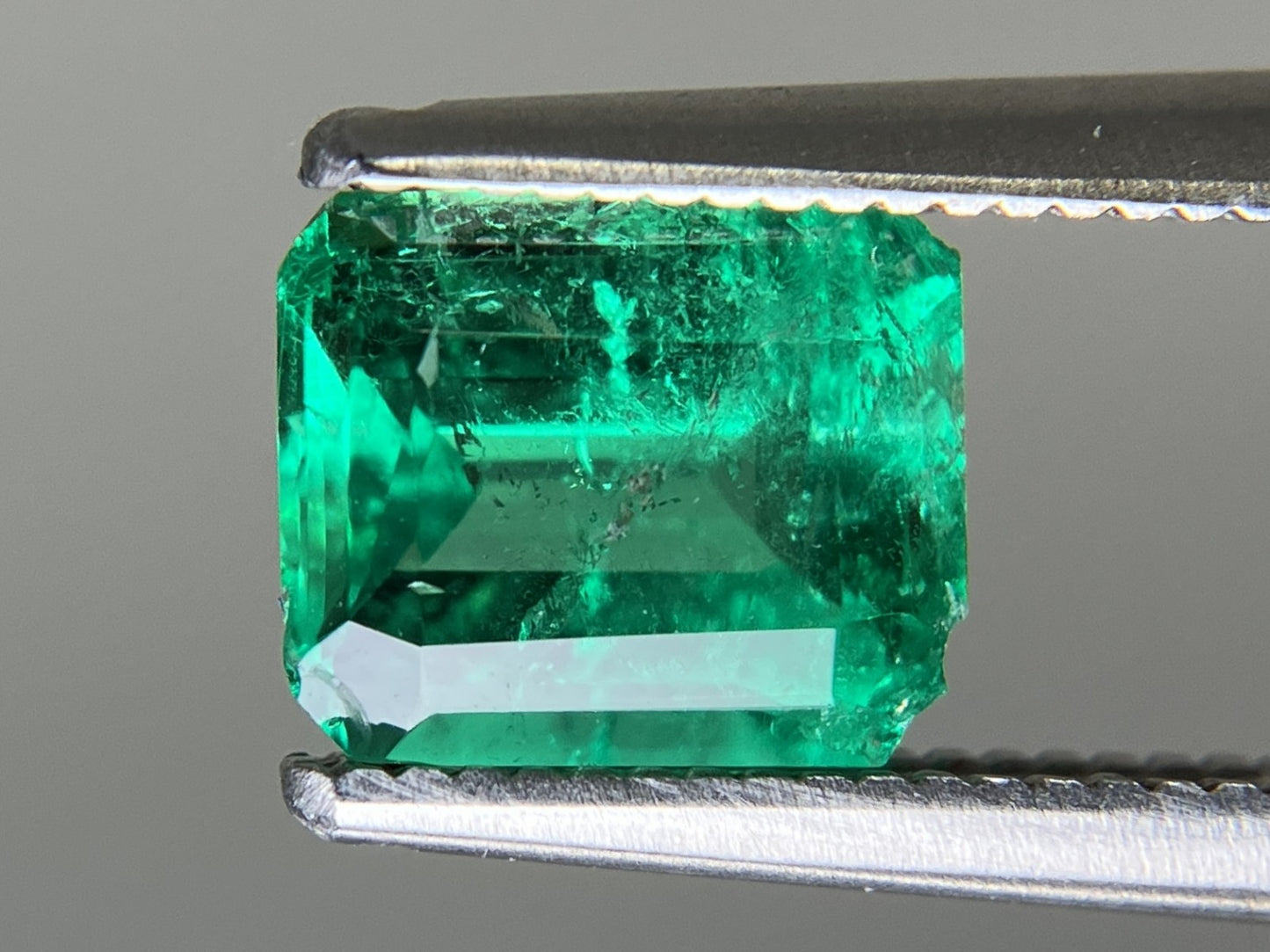 エメラルド  天然  1.236ct  中央宝石ソーティング付き  7.33㎜×6.24㎜×4.00㎜   天然 ルース（ 裸石 ） 5545YY