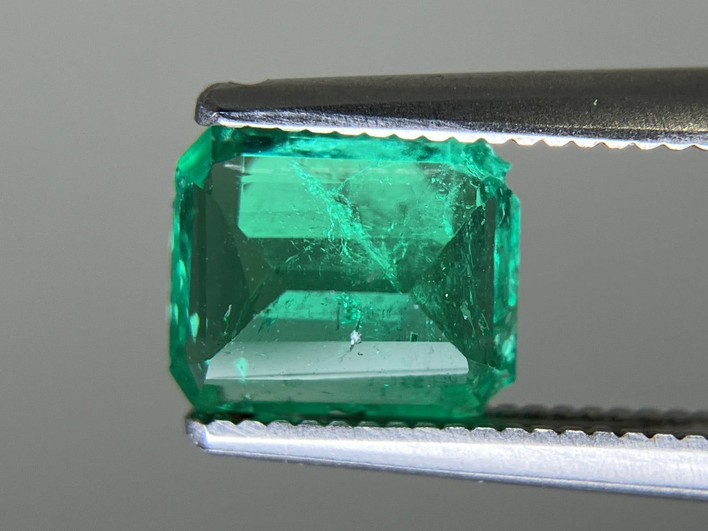 エメラルド  天然  1.236ct  中央宝石ソーティング付き  7.33㎜×6.24㎜×4.00㎜   天然 ルース（ 裸石 ） 5545YY