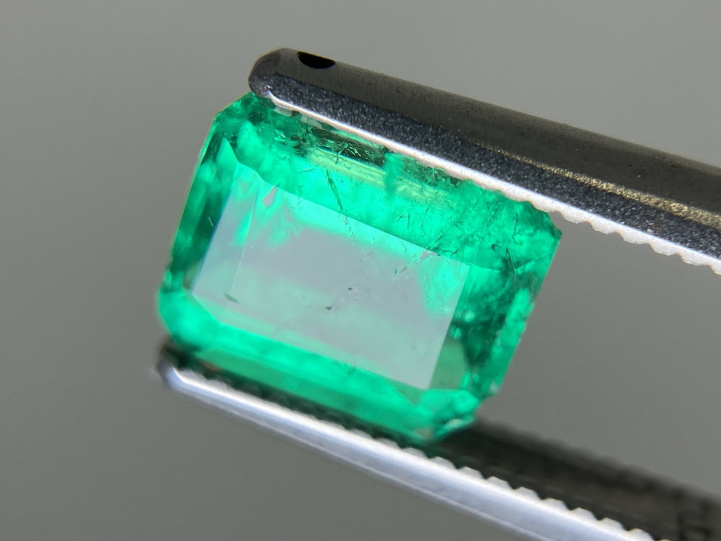 エメラルド  天然  1.236ct  中央宝石ソーティング付き  7.33㎜×6.24㎜×4.00㎜   天然 ルース（ 裸石 ） 5545YY
