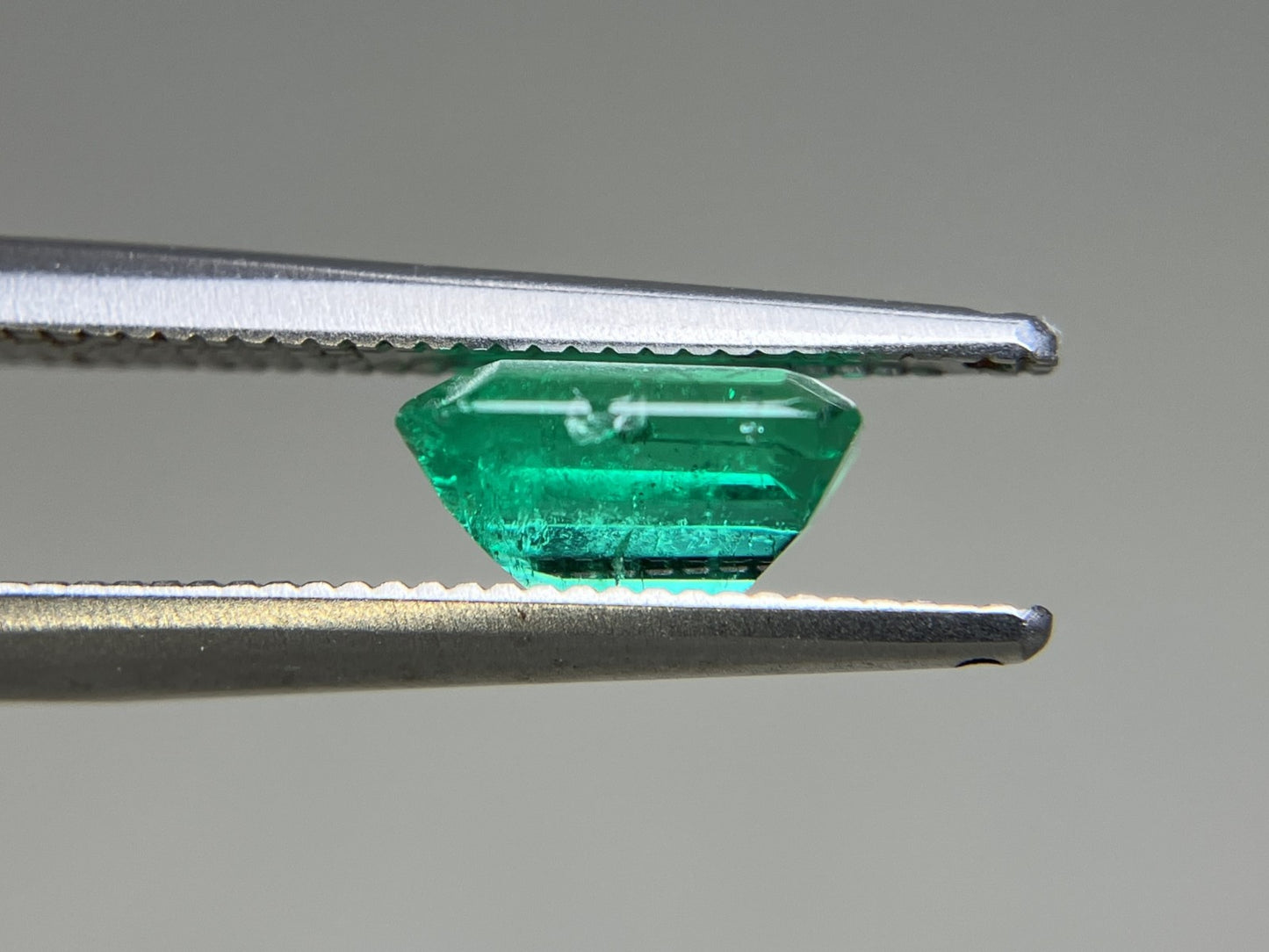 エメラルド  天然  1.236ct  中央宝石ソーティング付き  7.33㎜×6.24㎜×4.00㎜   天然 ルース（ 裸石 ） 5545YY