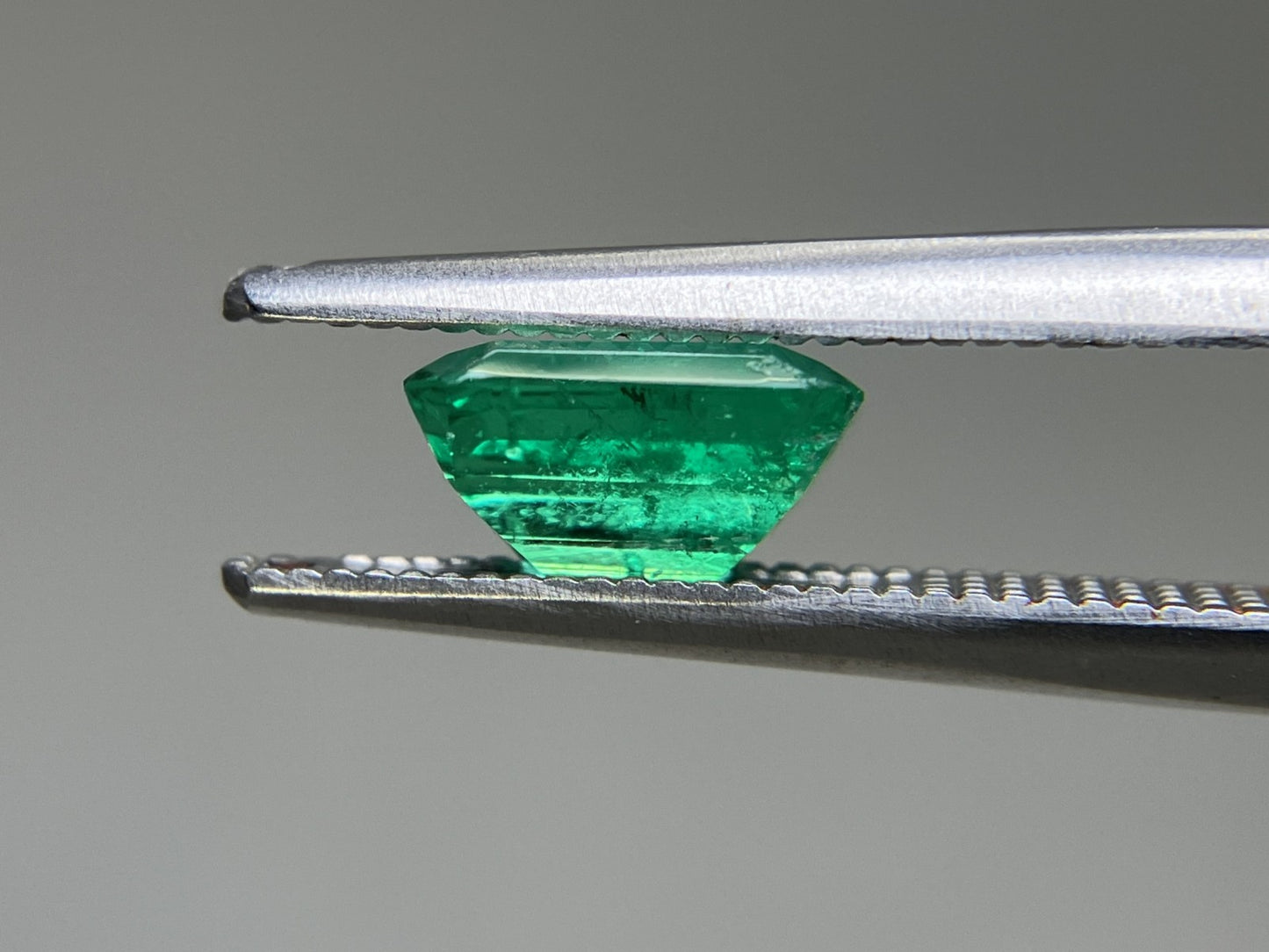 エメラルド  天然  1.236ct  中央宝石ソーティング付き  7.33㎜×6.24㎜×4.00㎜   天然 ルース（ 裸石 ） 5545YY