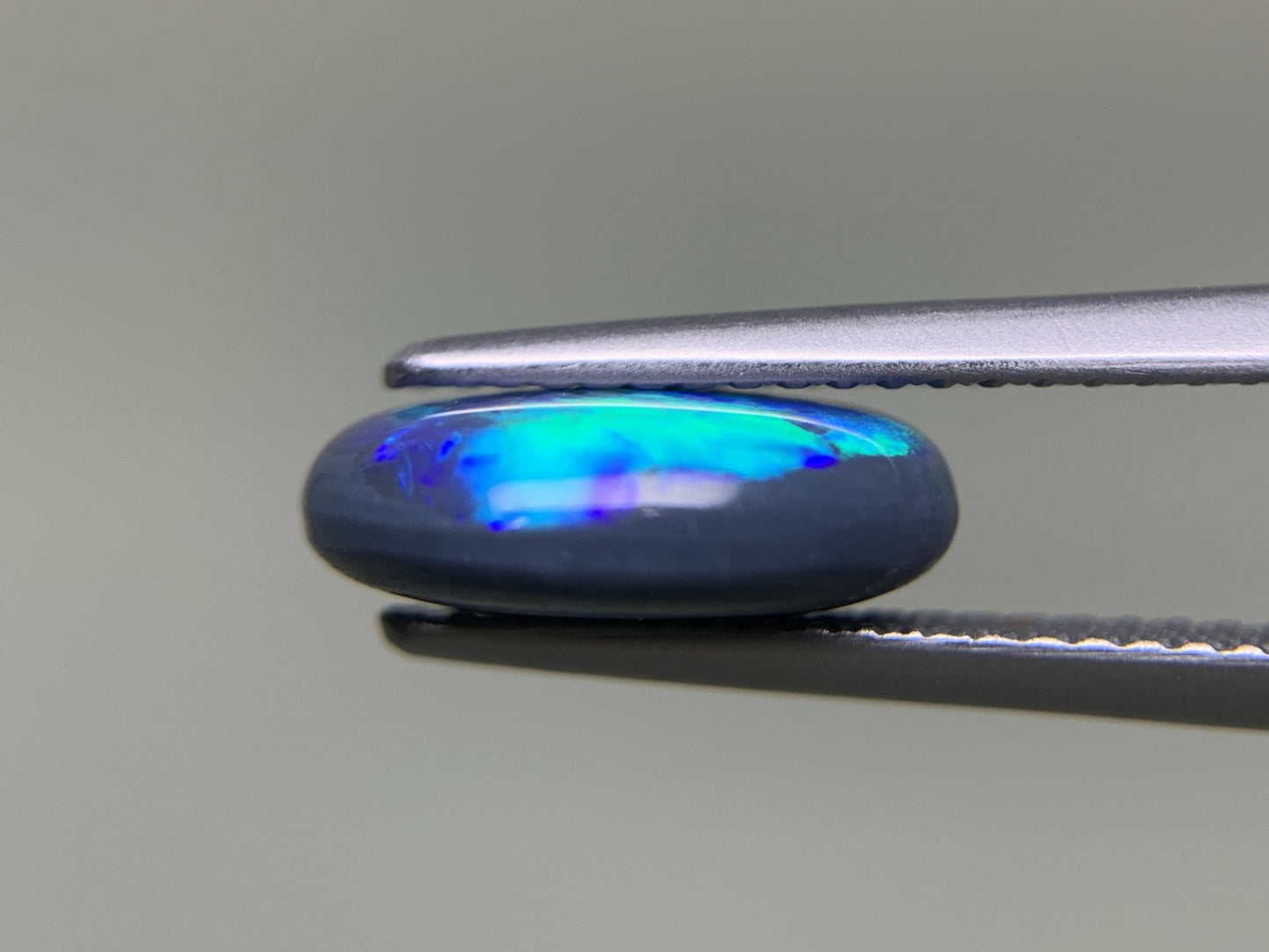 ブラックオパール 3.223ct  中央宝石ソーティング付き  12.0㎜×9.8㎜×4.1㎜  ルース（ 裸石 ） 3805Y