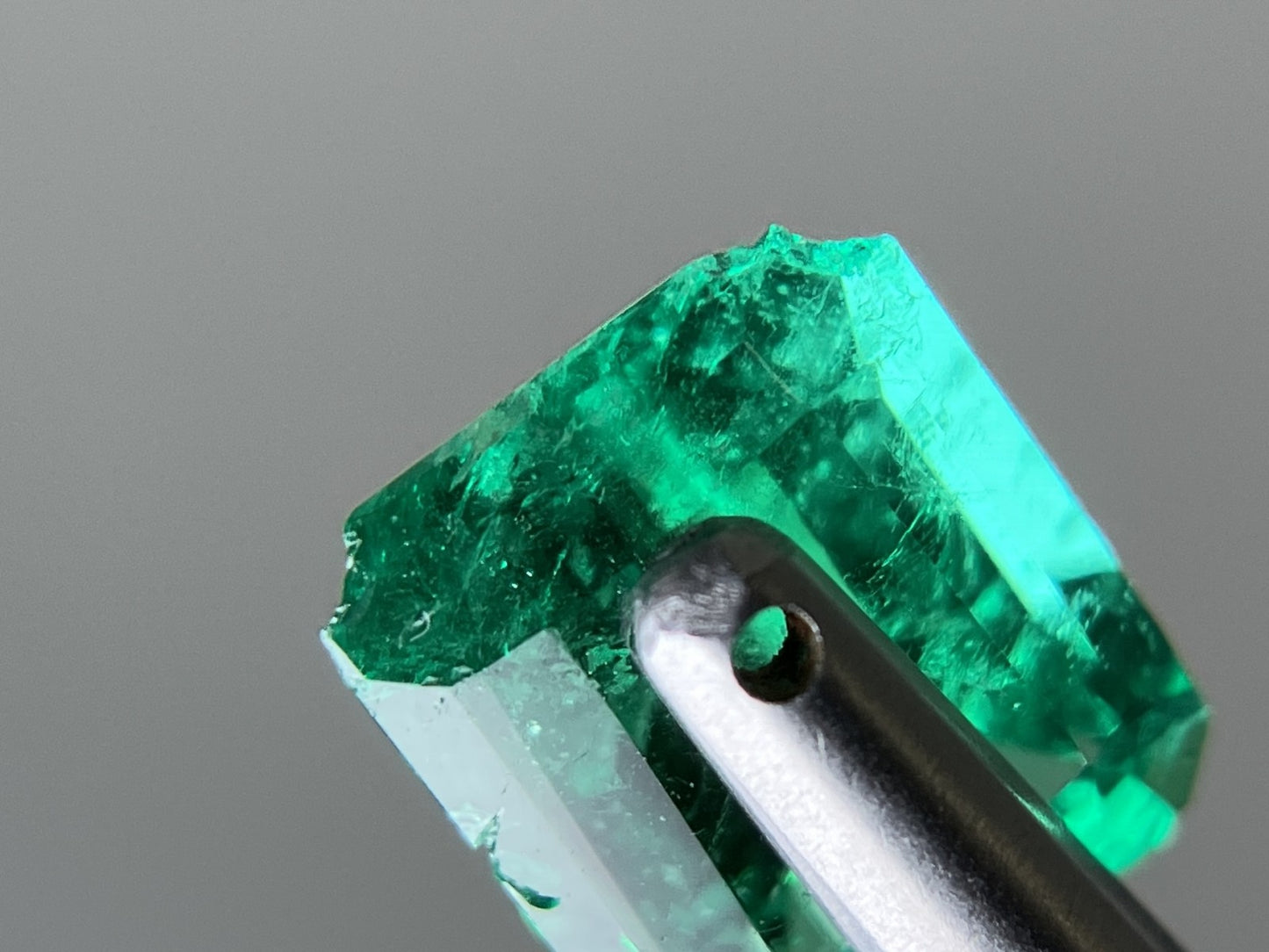 エメラルド  天然  1.236ct  中央宝石ソーティング付き  7.33㎜×6.24㎜×4.00㎜   天然 ルース（ 裸石 ） 5545YY