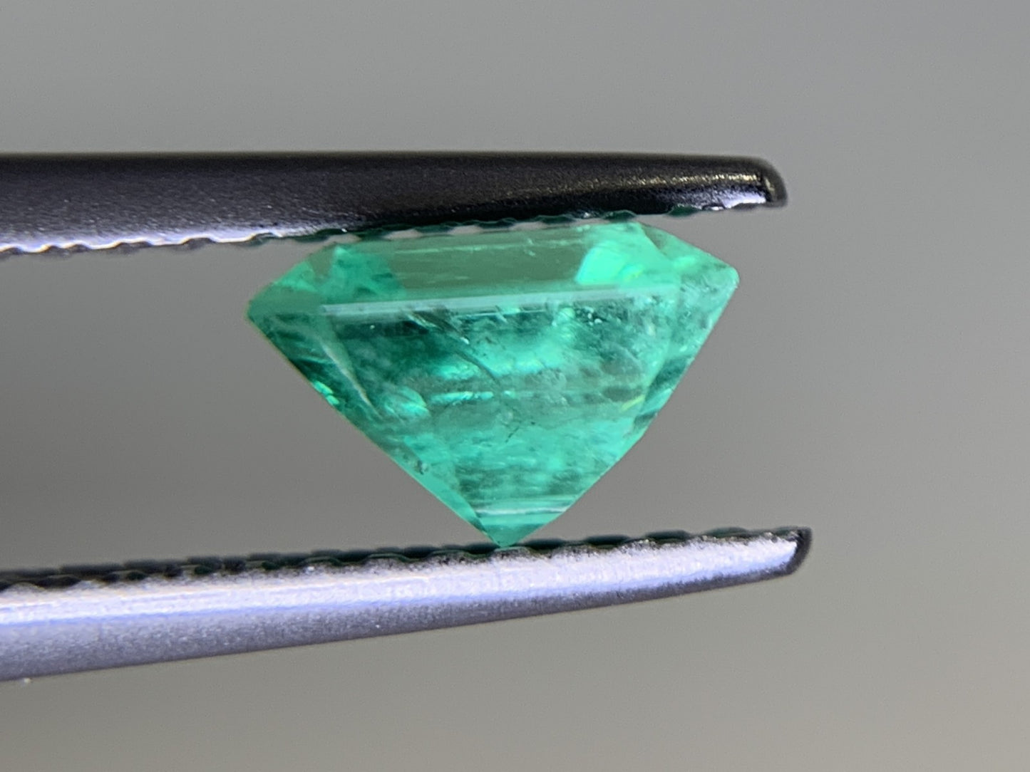 エメラルド  1.22ct  GIA宝石鑑別書付き  Colombia 6.71㎜×6.48㎜×4.36㎜  ルース（ 裸石 ）   2085Y