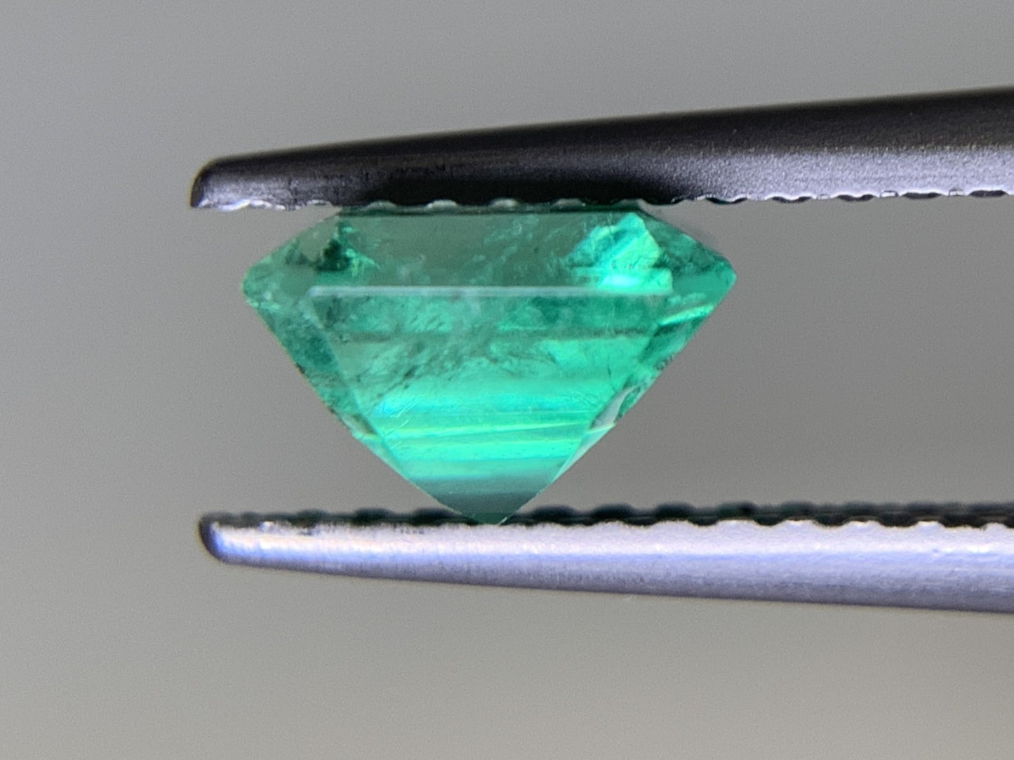 エメラルド  1.22ct  GIA宝石鑑別書付き  Colombia 6.71㎜×6.48㎜×4.36㎜  ルース（ 裸石 ）   2085Y