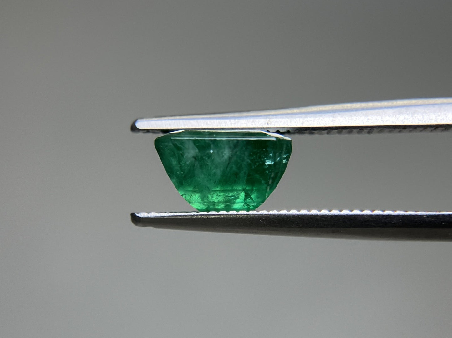 エメラルド 天然 2.516ct 中央宝石ソーティング付き 8.16㎜×7.95㎜×5.04㎜ 天然 ルース（ 裸石 ） 5562YY