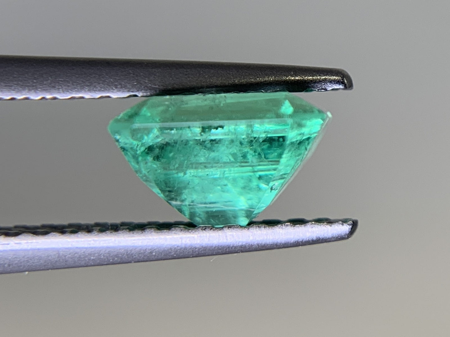 エメラルド  1.22ct  GIA宝石鑑別書付き  Colombia 6.71㎜×6.48㎜×4.36㎜  ルース（ 裸石 ）   2085Y