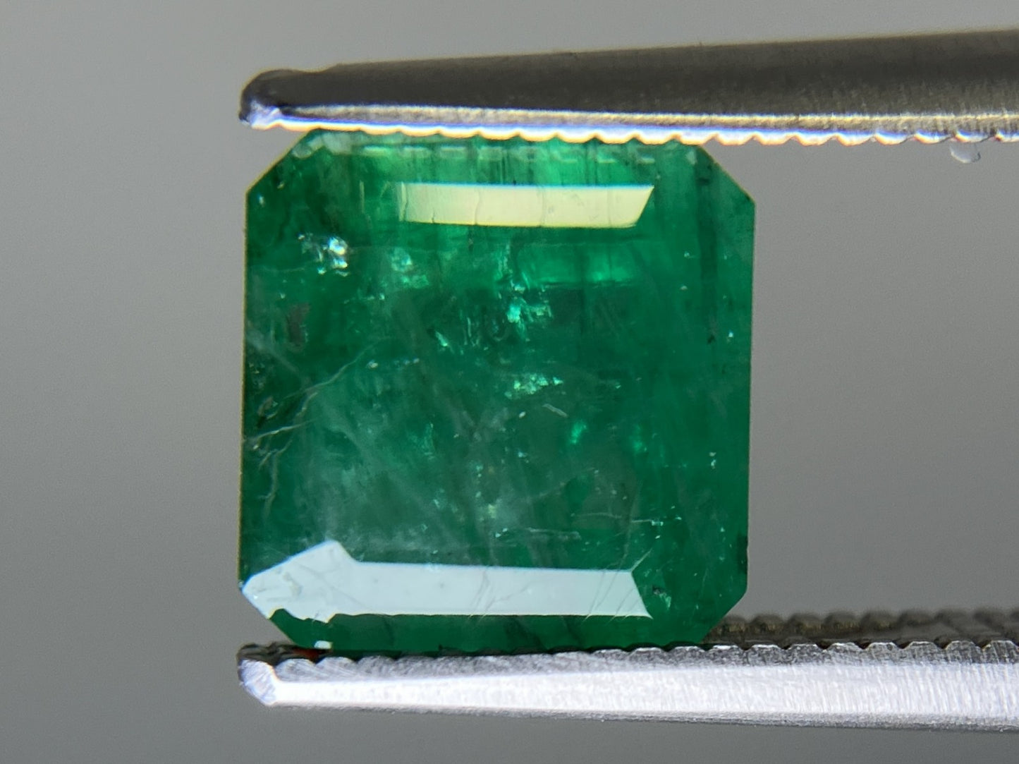 エメラルド 天然 2.516ct 中央宝石ソーティング付き 8.16㎜×7.95㎜×5.04㎜ 天然 ルース（ 裸石 ） 5562YY