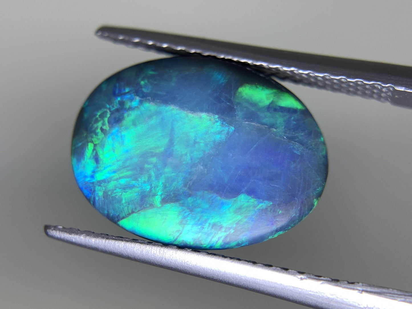 ブラックオパール 3.864ct  中央宝石ソーティング付き  14.3㎜×10.7㎜×4.3㎜  天然 ルース（ 裸石 ） 4597Y