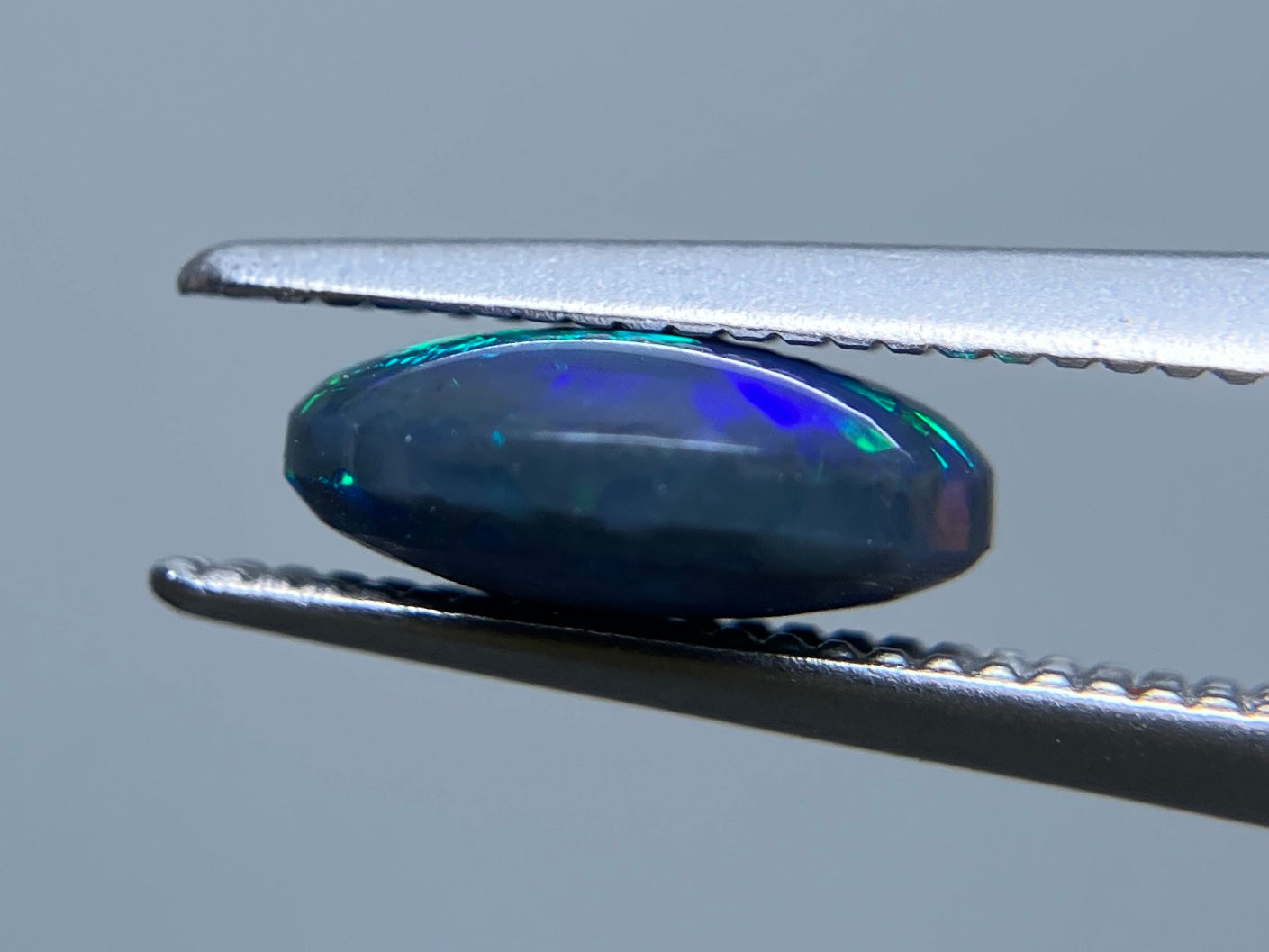 ブラックオパール 1.223ct 中央宝石ソーティング付き 8.3㎜×7.6㎜×3.3㎜ ルース（ 裸石 ） 3722S