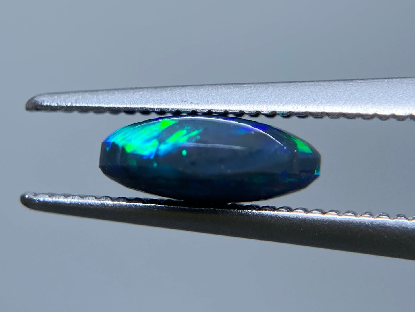 ブラックオパール 1.223ct 中央宝石ソーティング付き 8.3㎜×7.6㎜×3.3㎜ ルース（ 裸石 ） 3722S