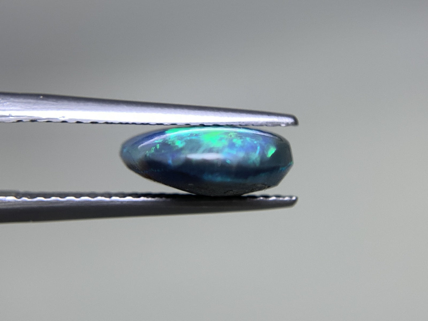 ブラックオパール 3.864ct  中央宝石ソーティング付き  14.3㎜×10.7㎜×4.3㎜  天然 ルース（ 裸石 ） 4597Y