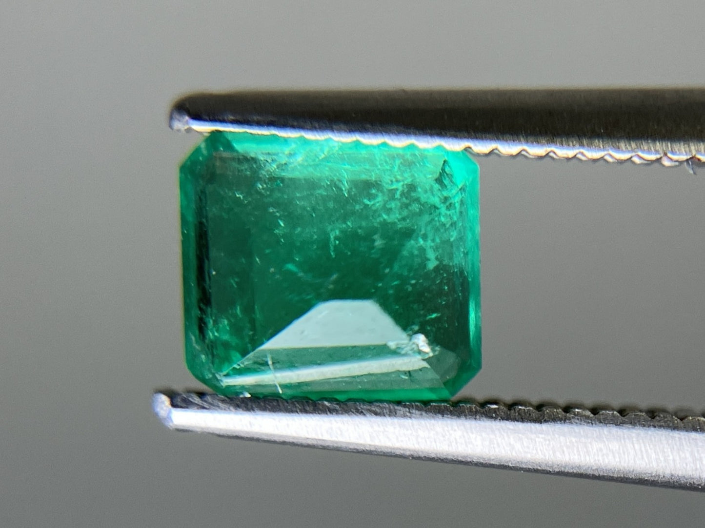 エメラルド  天然  1.126ct  中央宝石ソーティング付き  6.53㎜×5.91㎜×4.11㎜   天然 ルース（ 裸石 ） 5517YY