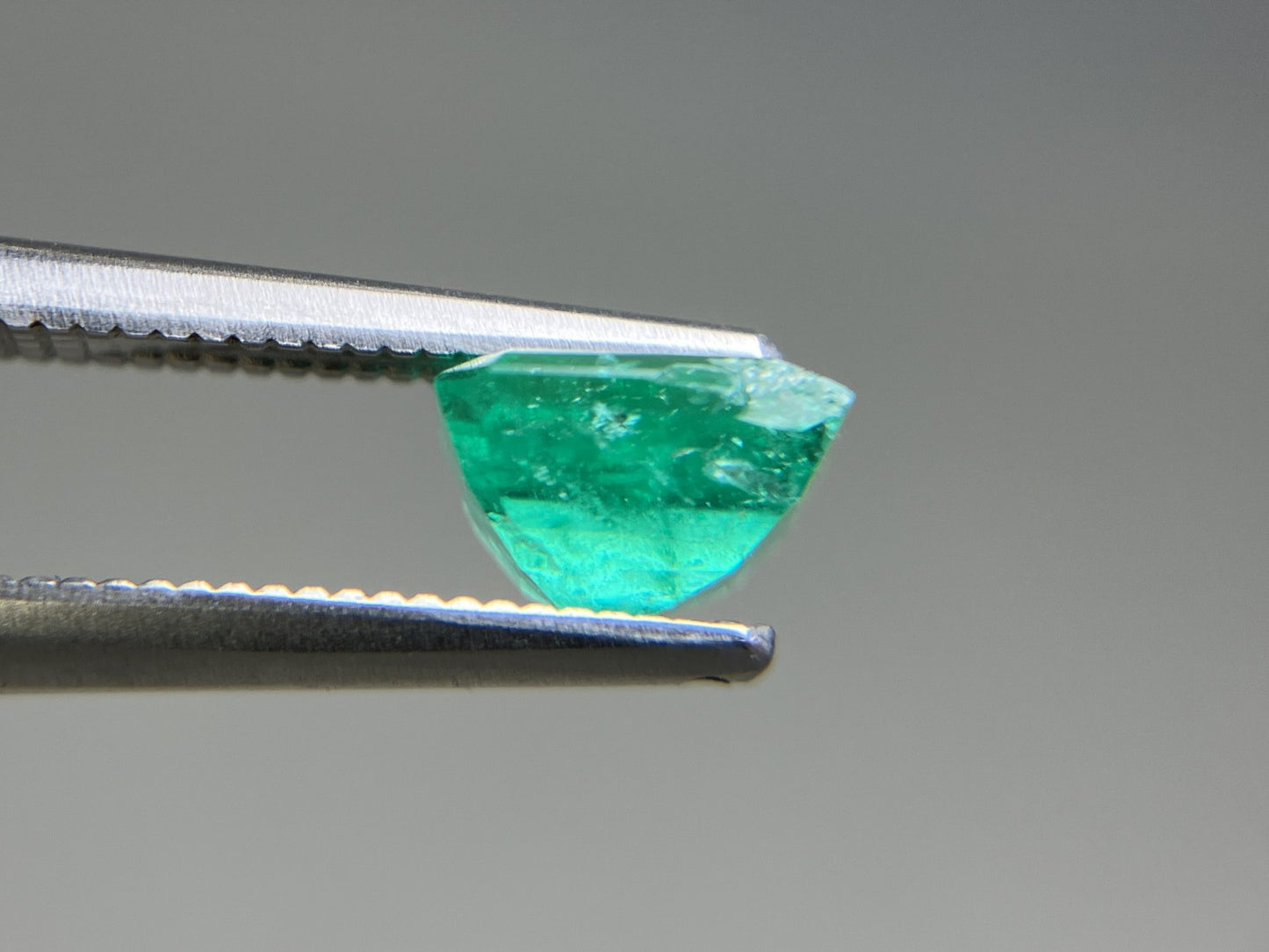 エメラルド  天然  1.126ct  中央宝石ソーティング付き  6.53㎜×5.91㎜×4.11㎜   天然 ルース（ 裸石 ） 5517YY