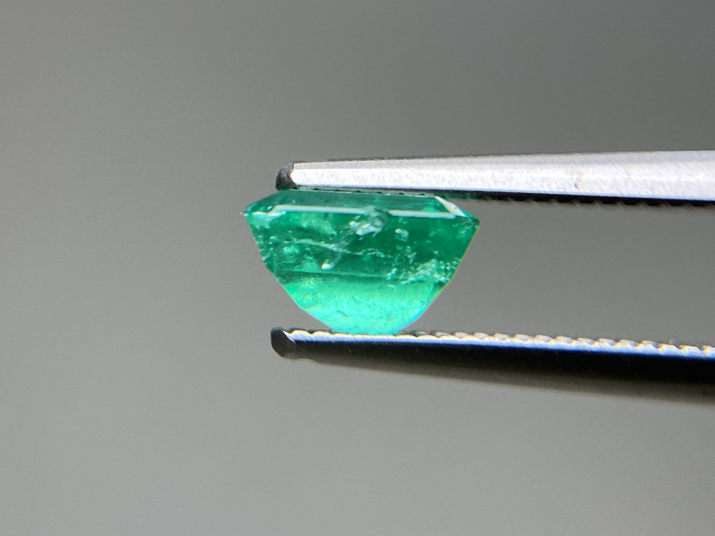エメラルド  天然  1.126ct  中央宝石ソーティング付き  6.53㎜×5.91㎜×4.11㎜   天然 ルース（ 裸石 ） 5517YY