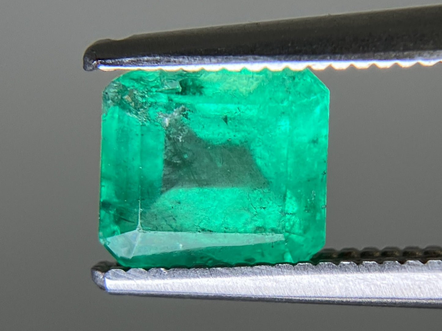 エメラルド  天然  1.126ct  中央宝石ソーティング付き  6.53㎜×5.91㎜×4.11㎜   天然 ルース（ 裸石 ） 5517YY