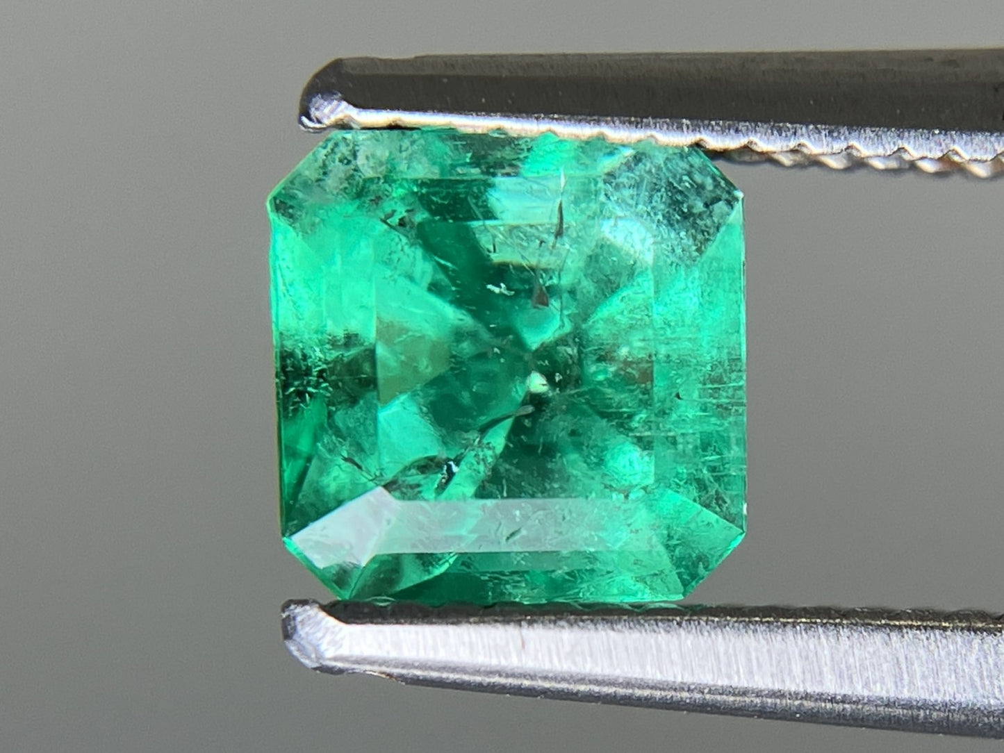 エメラルド  天然  0.850ct  中央宝石ソーティング付き  5.72㎜×5.70㎜×4.31㎜   天然 ルース（ 裸石 ） 5595YY