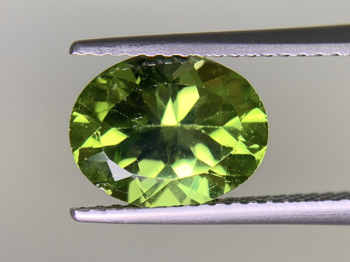 ペリドット 2.707ct 宝石ソーティング付き  10.1㎜×8.0㎜×5.1㎜  ルース（ 裸石 ） 3251Y