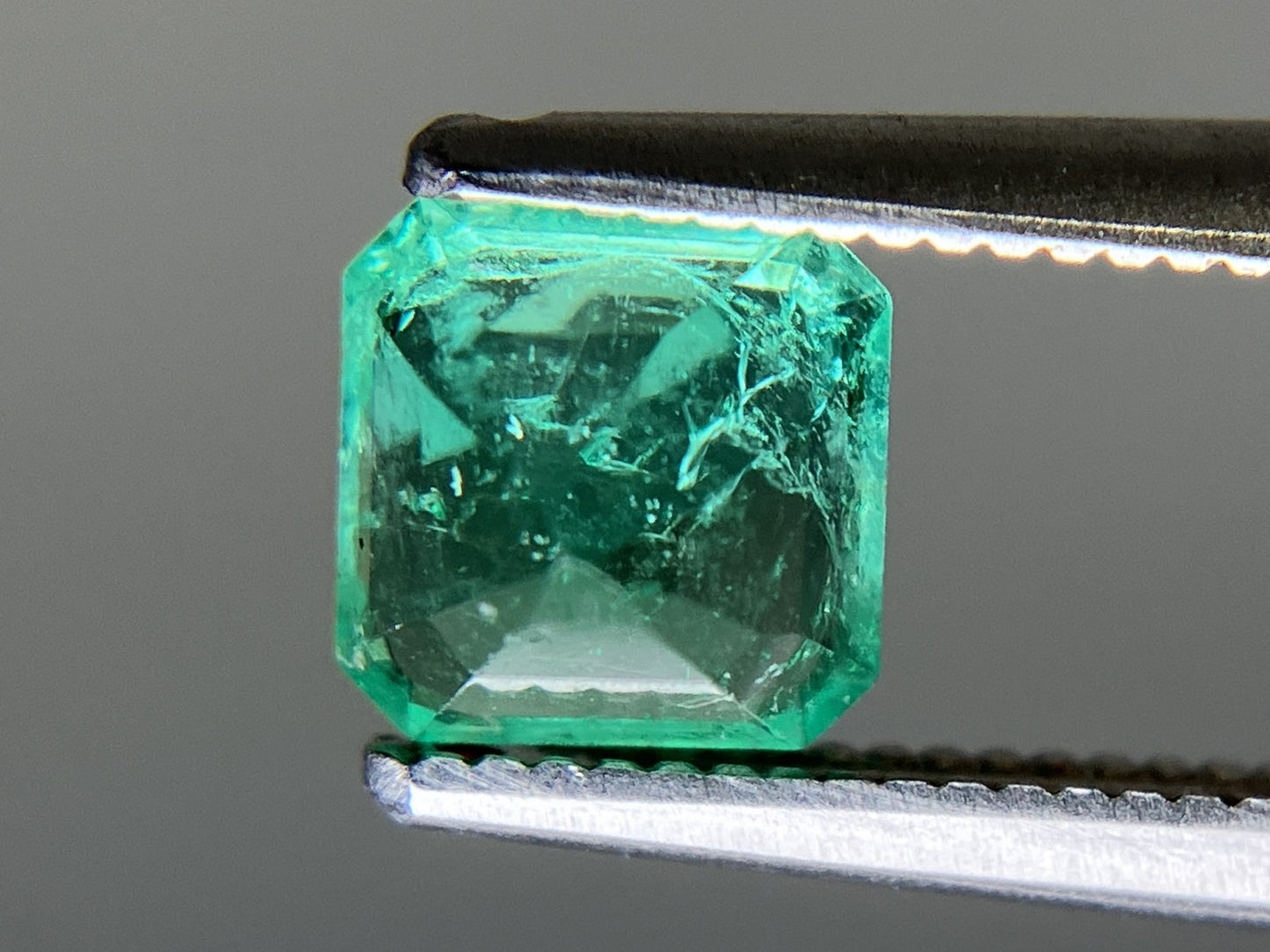 エメラルド  天然  0.850ct  中央宝石ソーティング付き  5.72㎜×5.70㎜×4.31㎜   天然 ルース（ 裸石 ） 5595YY