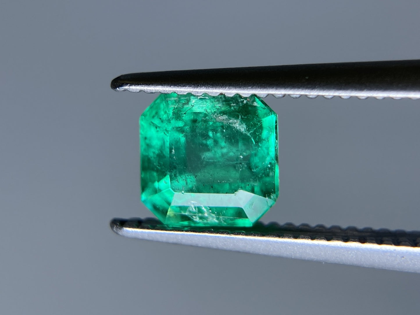 エメラルド 0.84ct 中央宝石ソーティング付き 5.42㎜×5.28㎜×4.00㎜ ルース（ 裸石 ） 3714S