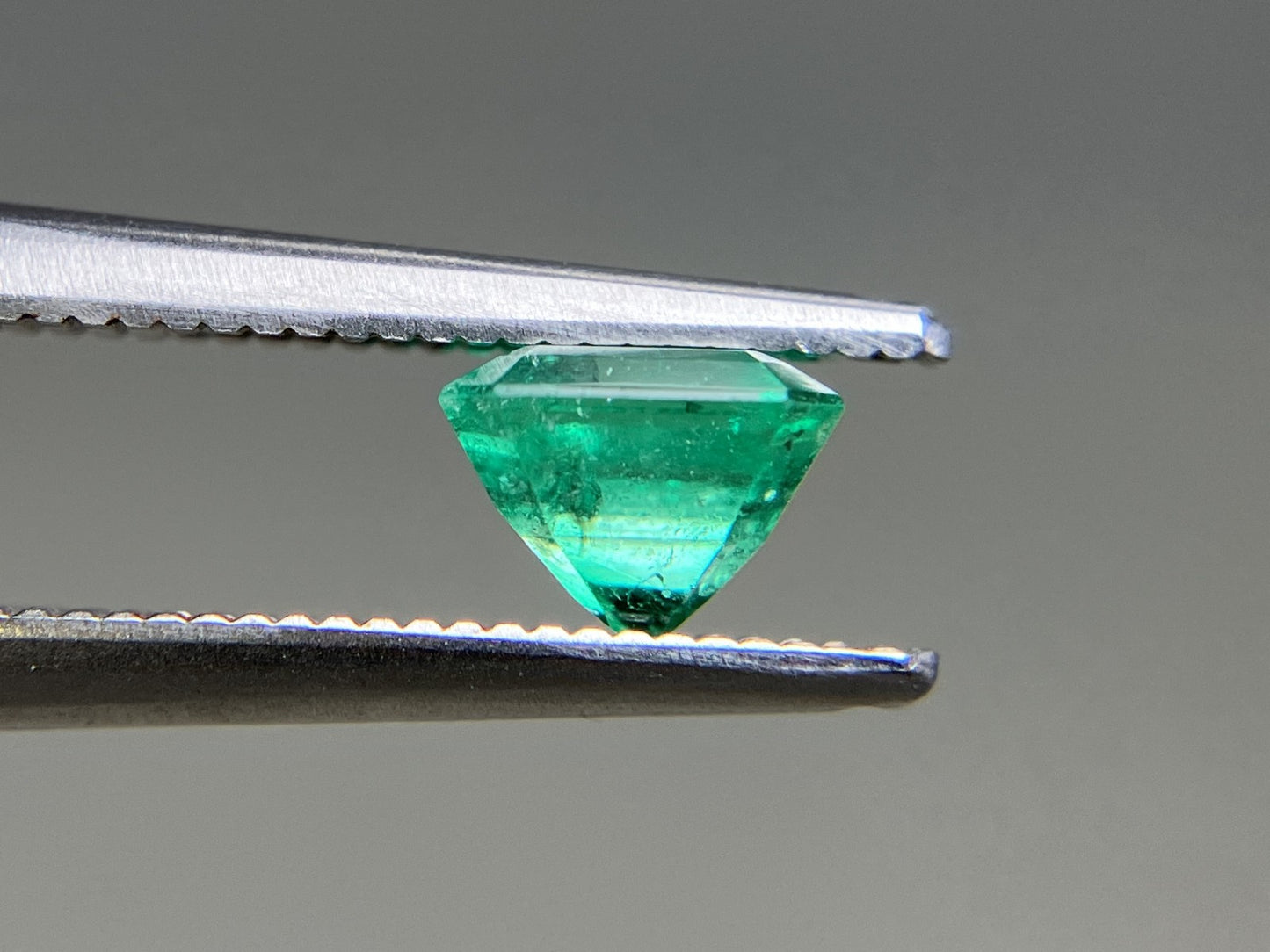 エメラルド  天然  0.850ct  中央宝石ソーティング付き  5.72㎜×5.70㎜×4.31㎜   天然 ルース（ 裸石 ） 5595YY