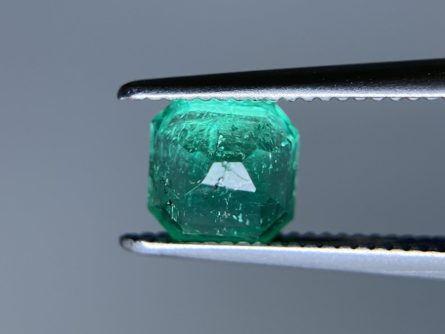 エメラルド 0.84ct 中央宝石ソーティング付き 5.42㎜×5.28㎜×4.00㎜ ルース（ 裸石 ） 3714S