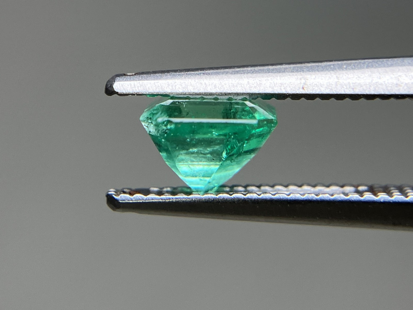 エメラルド  天然  0.850ct  中央宝石ソーティング付き  5.72㎜×5.70㎜×4.31㎜   天然 ルース（ 裸石 ） 5595YY