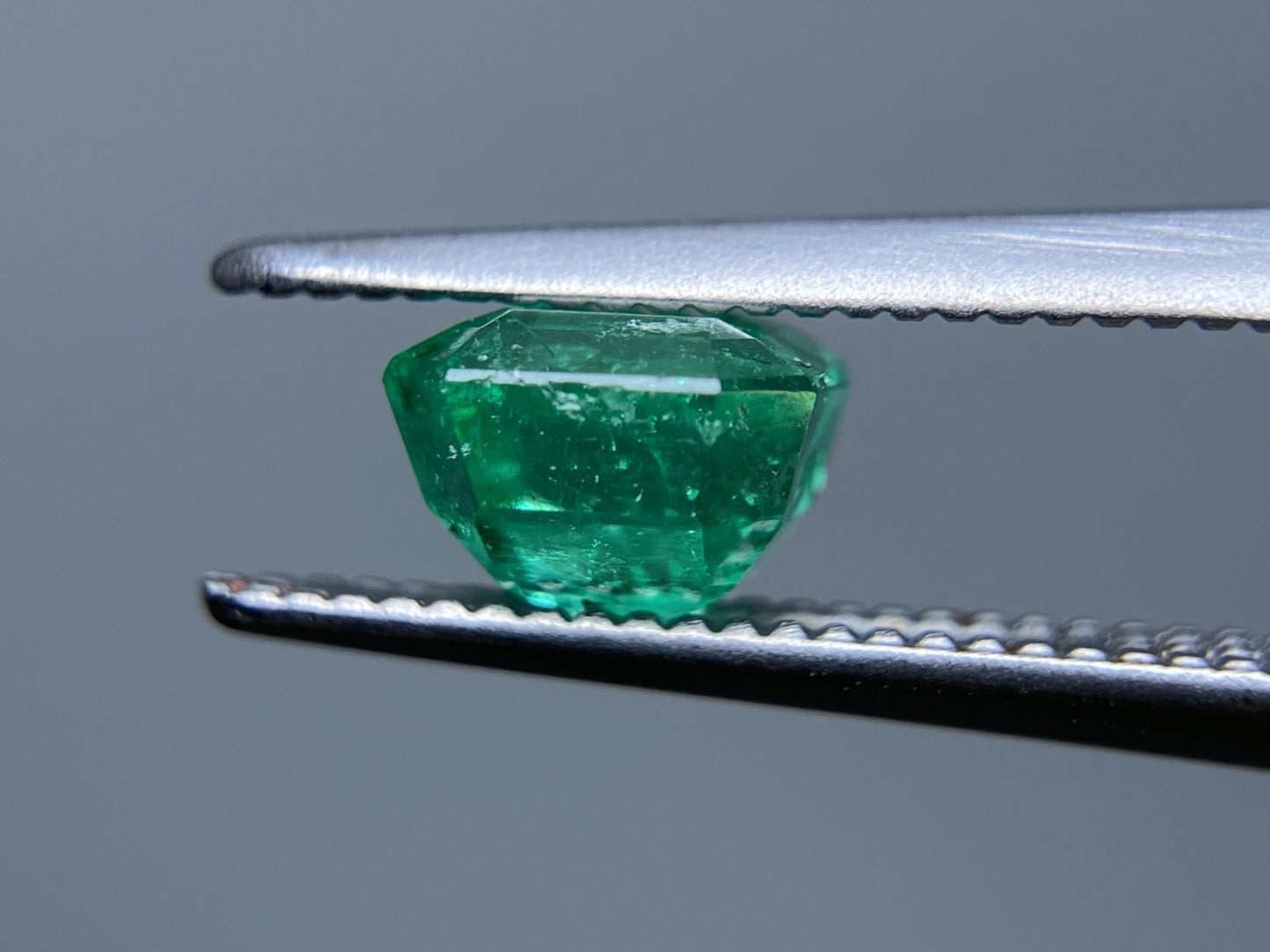 エメラルド 0.84ct 中央宝石ソーティング付き 5.42㎜×5.28㎜×4.00㎜ ルース（ 裸石 ） 3714S