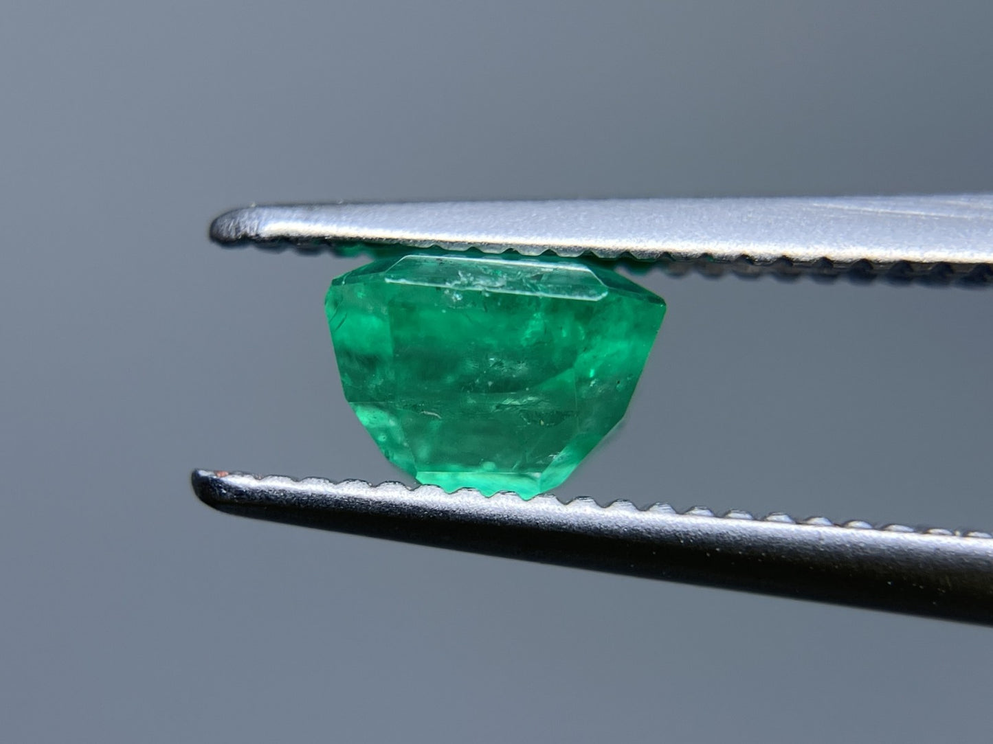 エメラルド 0.84ct 中央宝石ソーティング付き 5.42㎜×5.28㎜×4.00㎜ ルース（ 裸石 ） 3714S