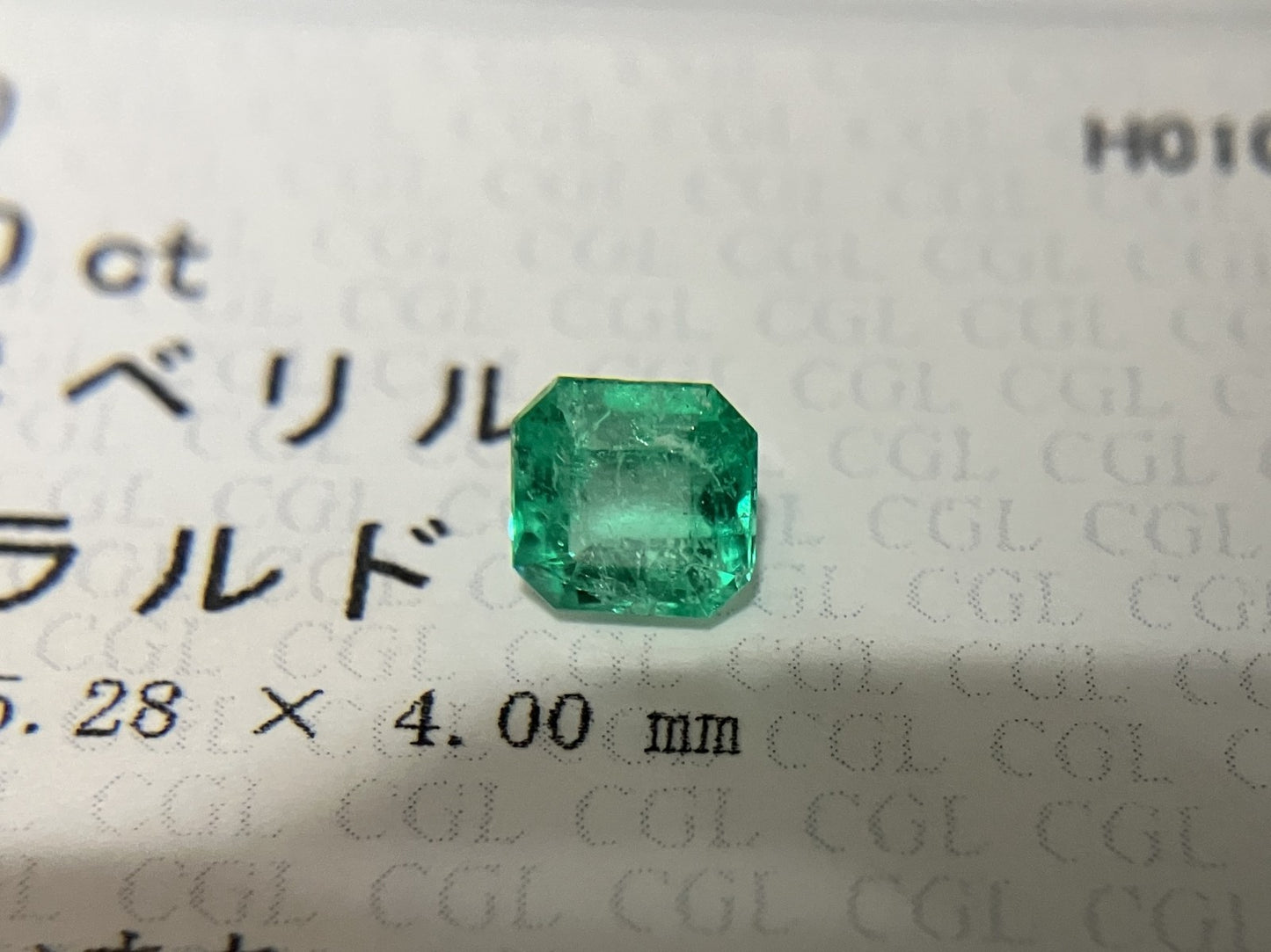 エメラルド 0.84ct 中央宝石ソーティング付き 5.42㎜×5.28㎜×4.00㎜ ルース（ 裸石 ） 3714S