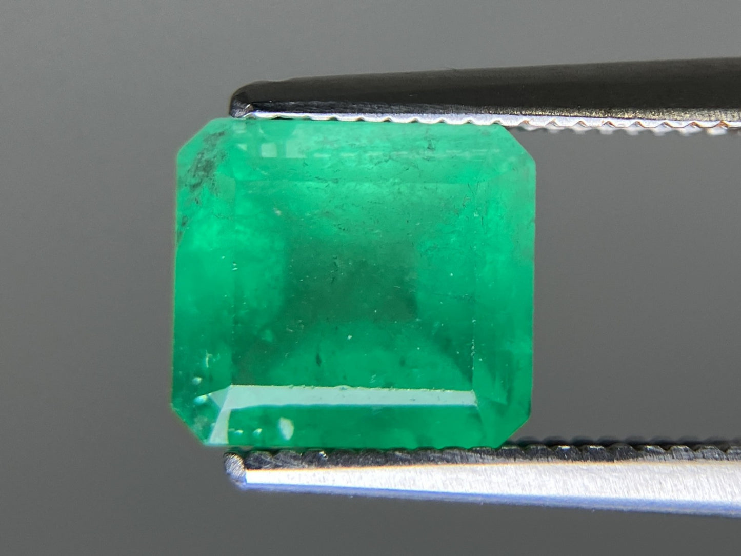 エメラルド  天然  2.137ct  中央宝石ソーティング付き  8.07㎜×7.30㎜×5.20㎜   天然 ルース（ 裸石 ） 5574YY