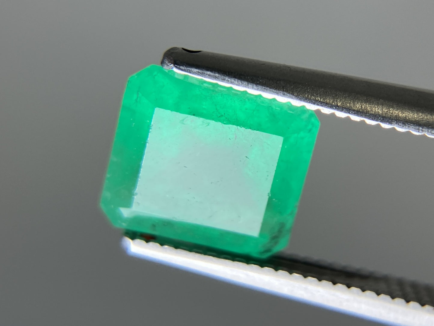 エメラルド  天然  2.137ct  中央宝石ソーティング付き  8.07㎜×7.30㎜×5.20㎜   天然 ルース（ 裸石 ） 5574YY