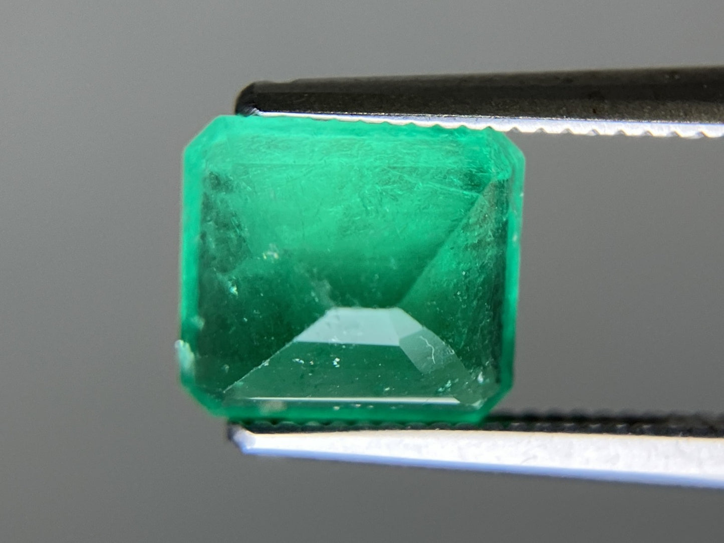 エメラルド  天然  2.137ct  中央宝石ソーティング付き  8.07㎜×7.30㎜×5.20㎜   天然 ルース（ 裸石 ） 5574YY