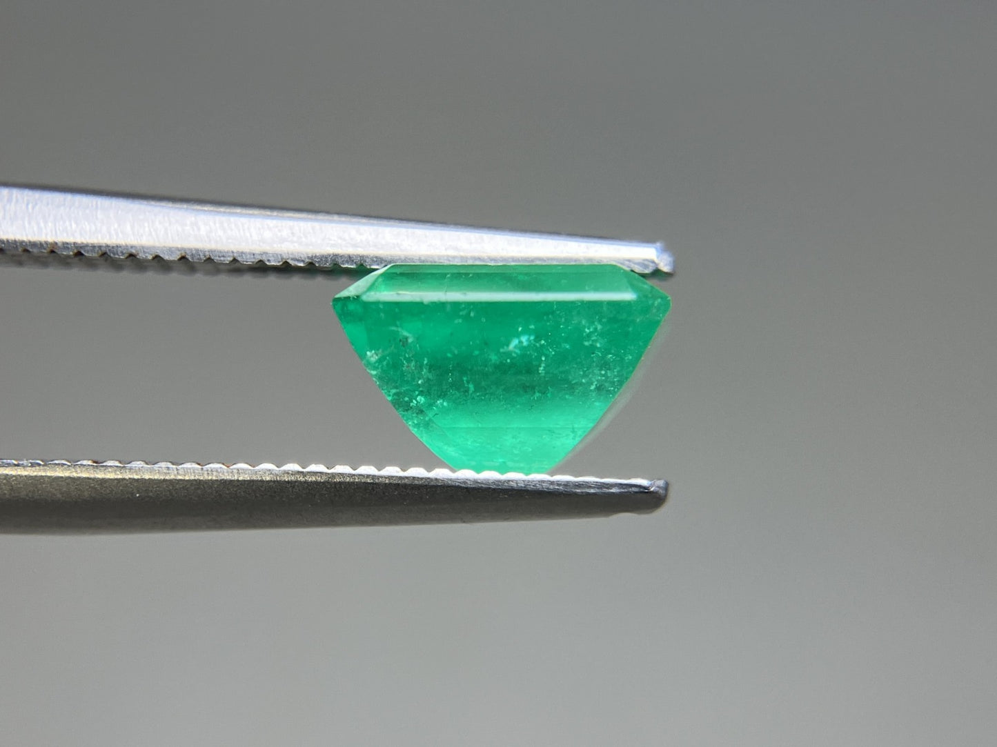 エメラルド  天然  2.137ct  中央宝石ソーティング付き  8.07㎜×7.30㎜×5.20㎜   天然 ルース（ 裸石 ） 5574YY