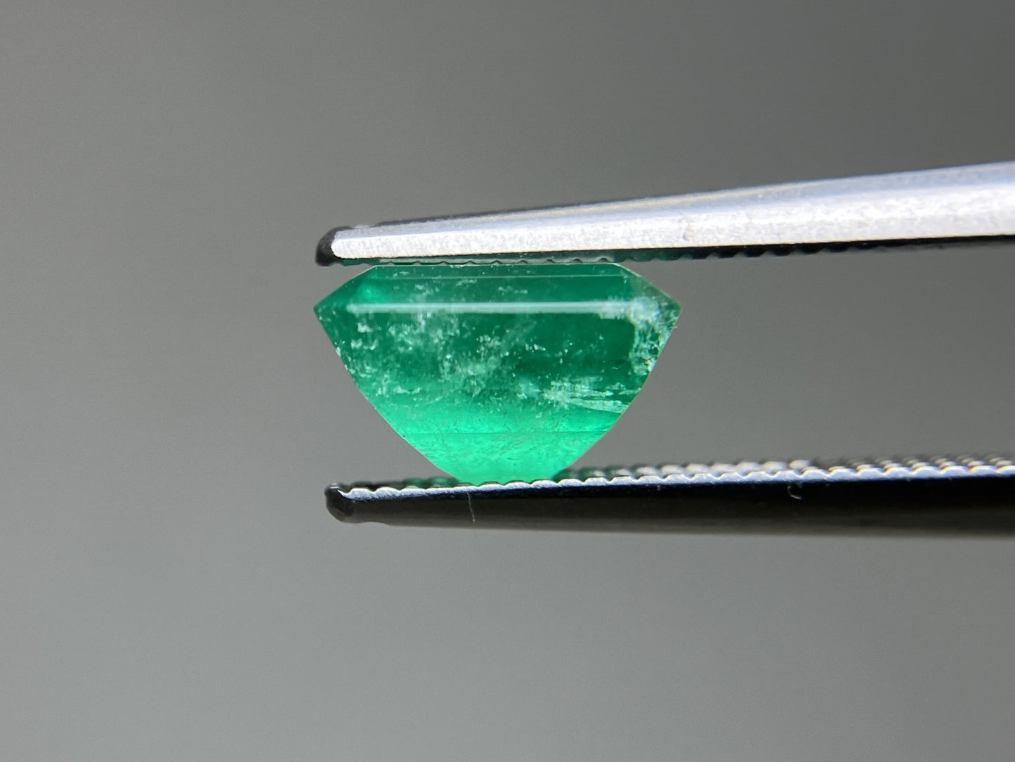 エメラルド  天然  2.137ct  中央宝石ソーティング付き  8.07㎜×7.30㎜×5.20㎜   天然 ルース（ 裸石 ） 5574YY
