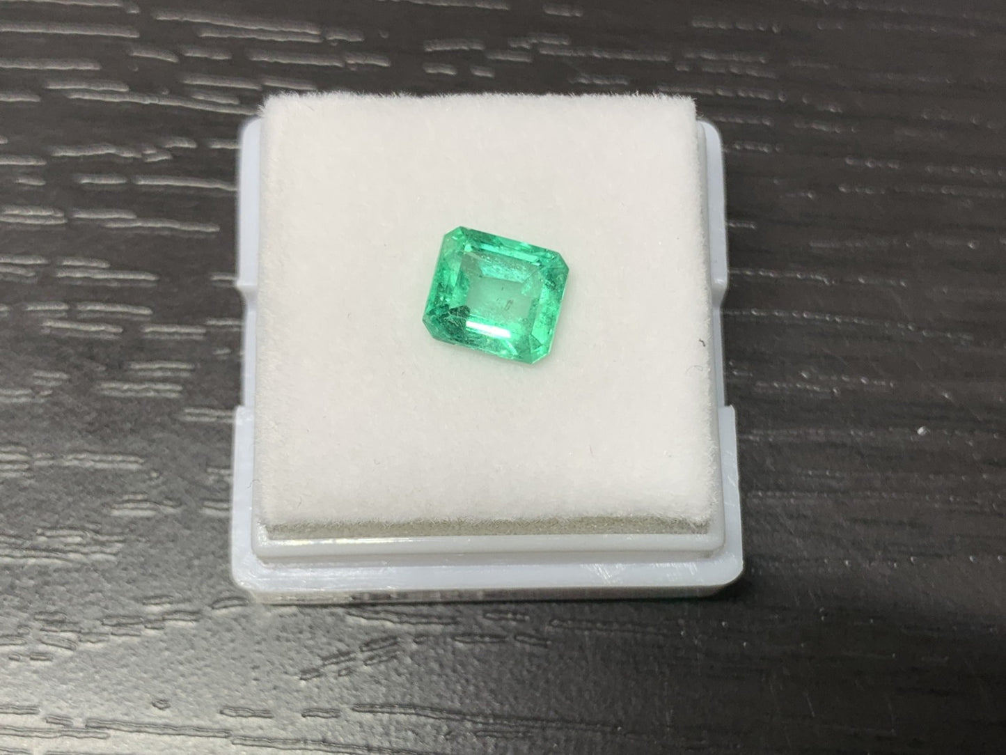 エメラルド  1.41ct  GIA宝石鑑別書付き  Colombia 7.00㎜×6.34㎜×4.38㎜  ルース（ 裸石 ）   1965Y