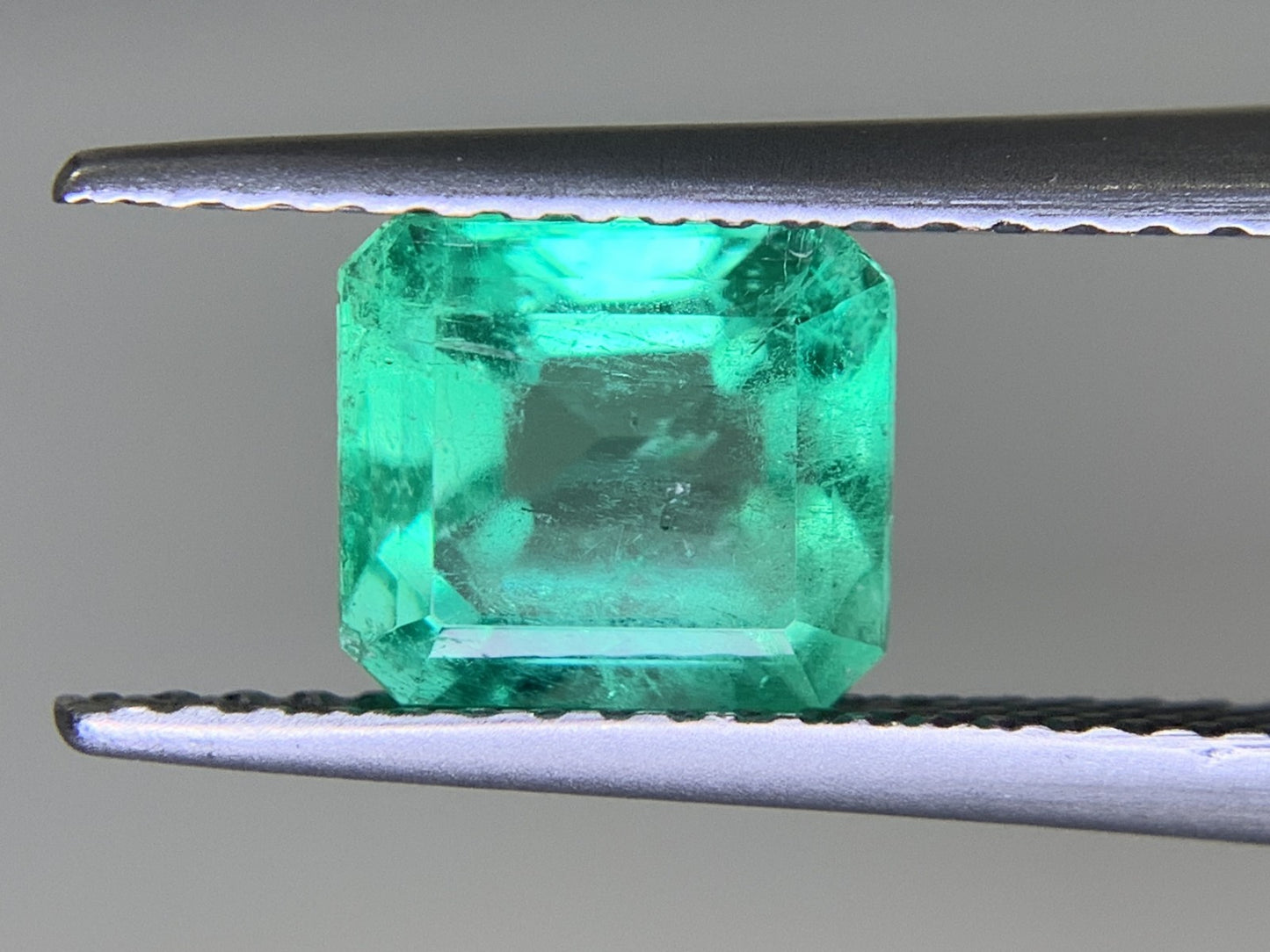 エメラルド  1.41ct  GIA宝石鑑別書付き  Colombia 7.00㎜×6.34㎜×4.38㎜  ルース（ 裸石 ）   1965Y