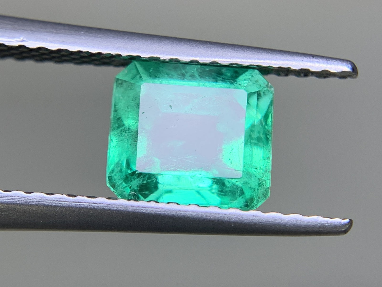 エメラルド  1.41ct  GIA宝石鑑別書付き  Colombia 7.00㎜×6.34㎜×4.38㎜  ルース（ 裸石 ）   1965Y