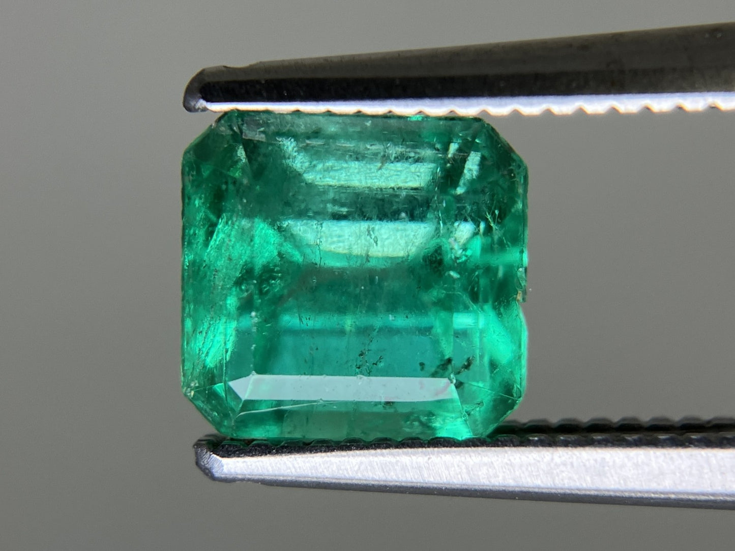 エメラルド  天然  1.617ct  中央宝石ソーティング付き  6.89㎜×6.52㎜×5.43㎜   天然 ルース（ 裸石 ） 5594YY